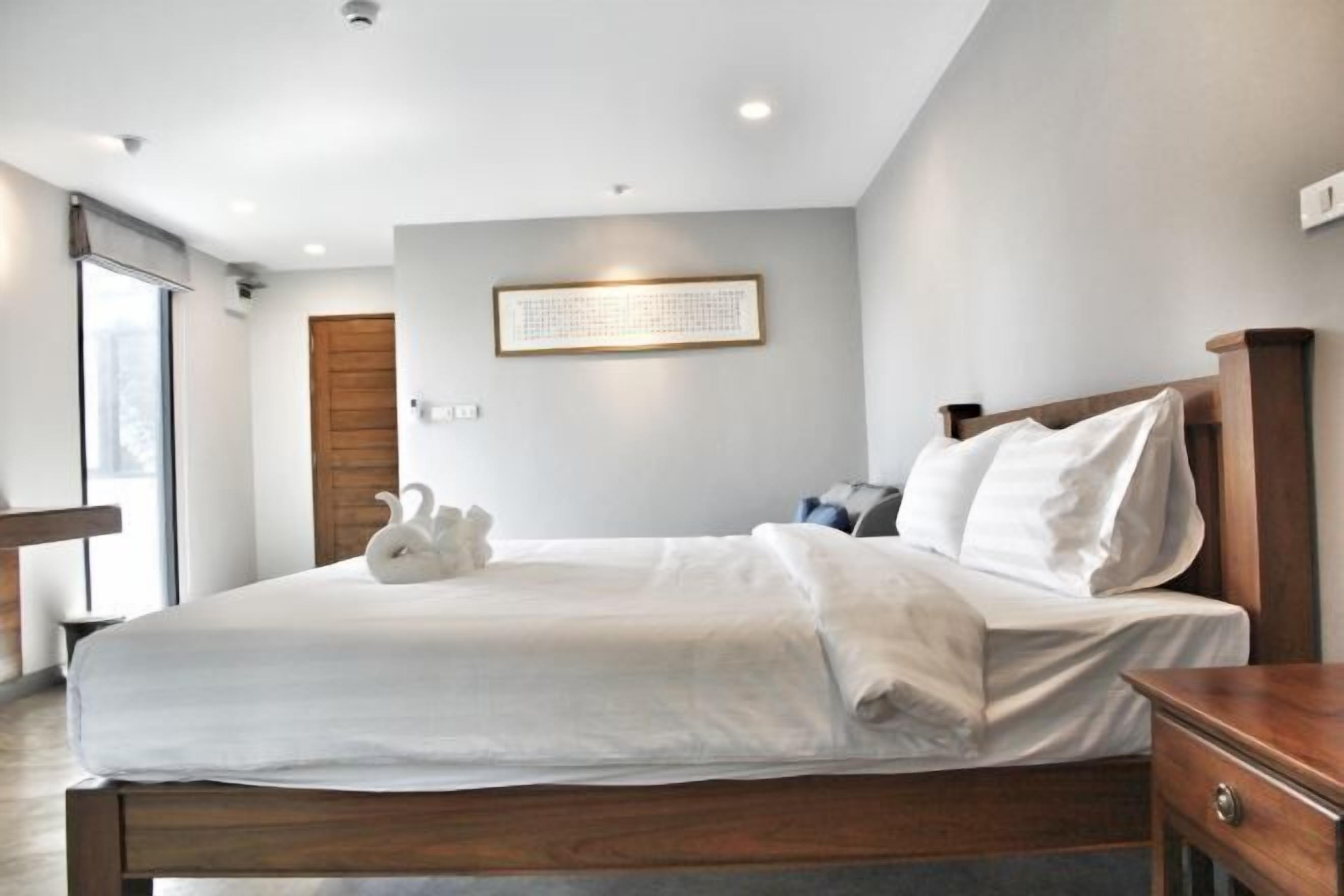 Desk, free WiFi, bed sheets