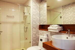 Suite, 2 habitaciones | Baño | Ducha, toallas, jabón y champú