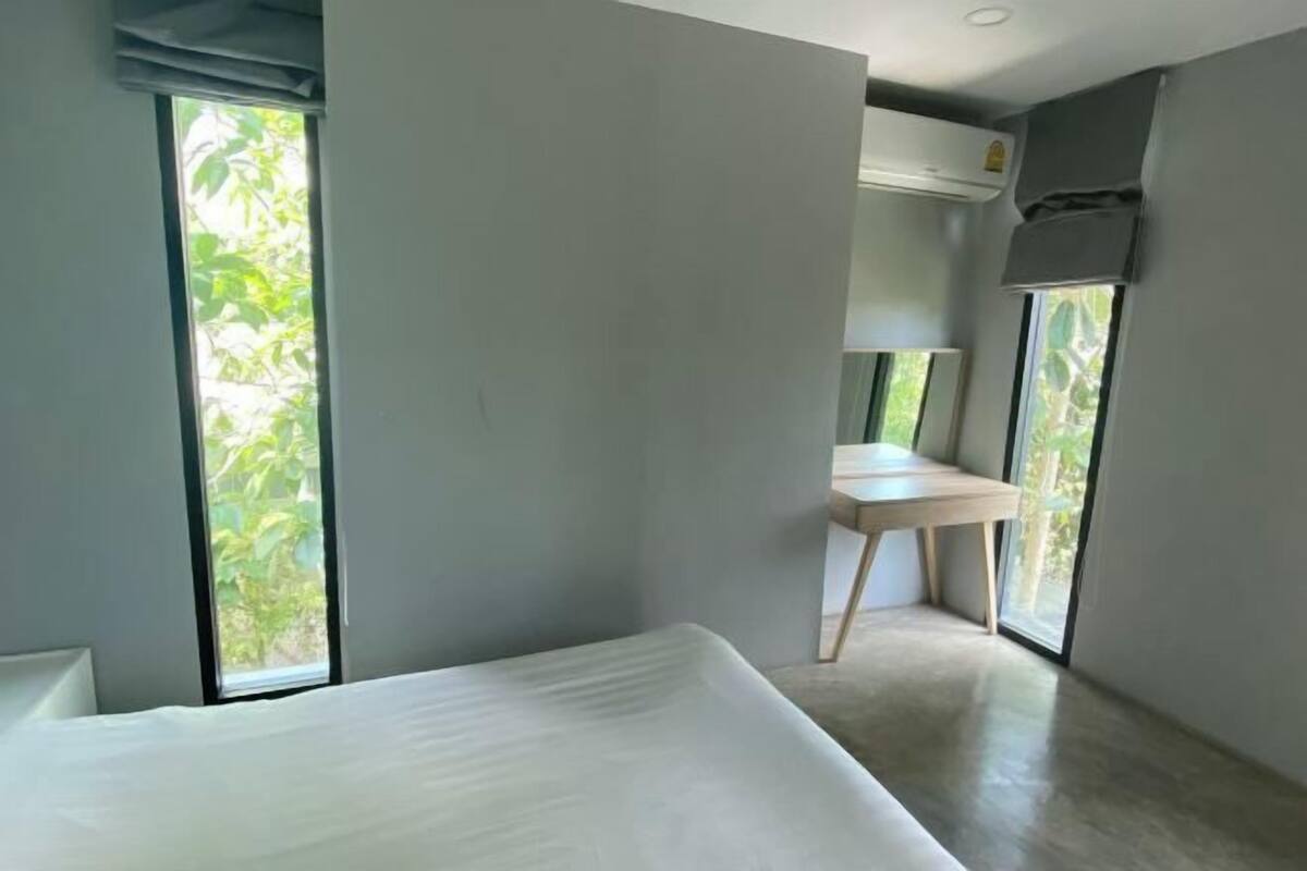 Desk, free WiFi, bed sheets