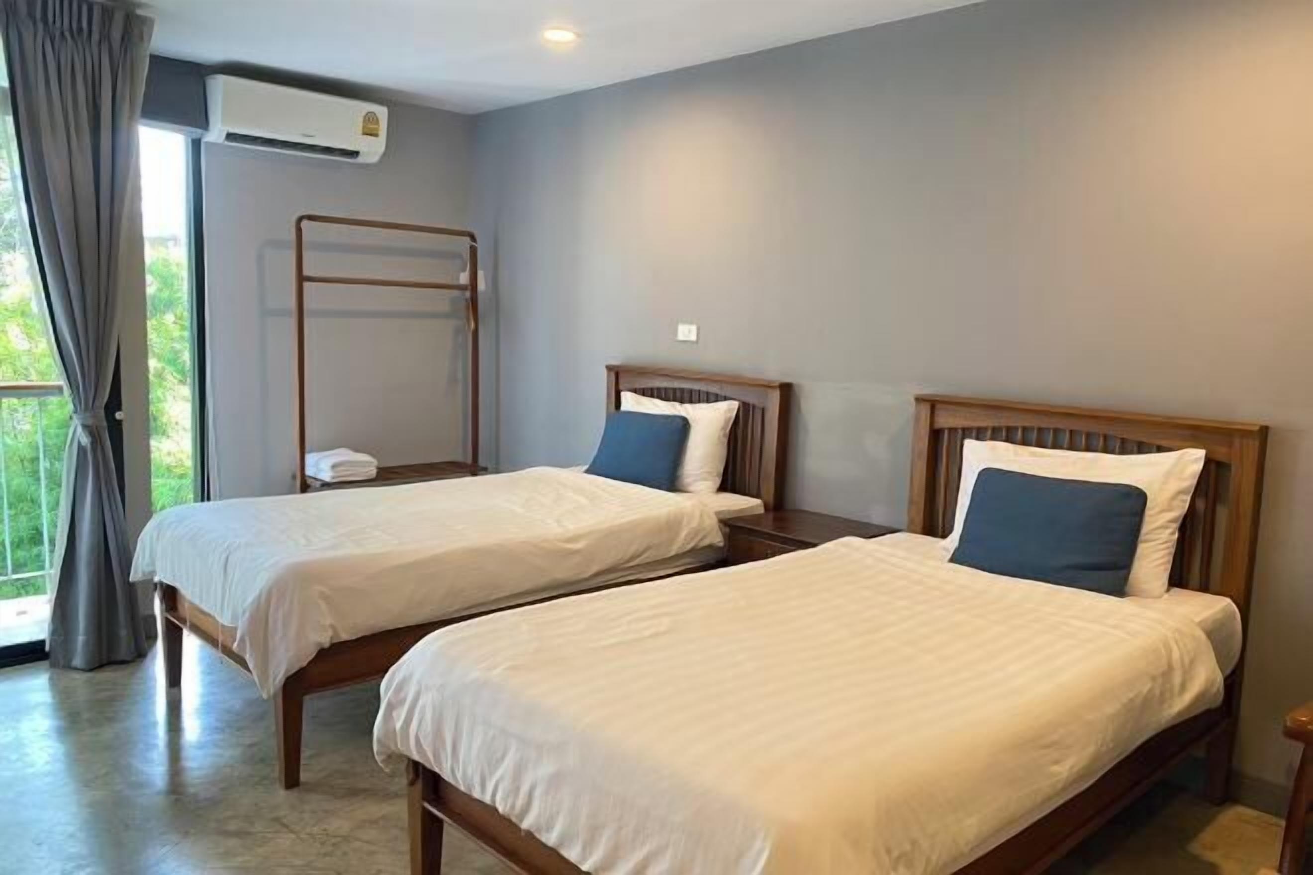 Desk, free WiFi, bed sheets