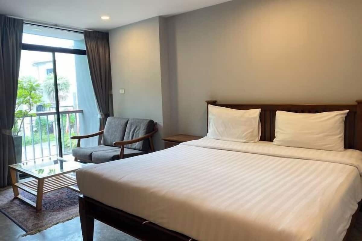 Desk, free WiFi, bed sheets