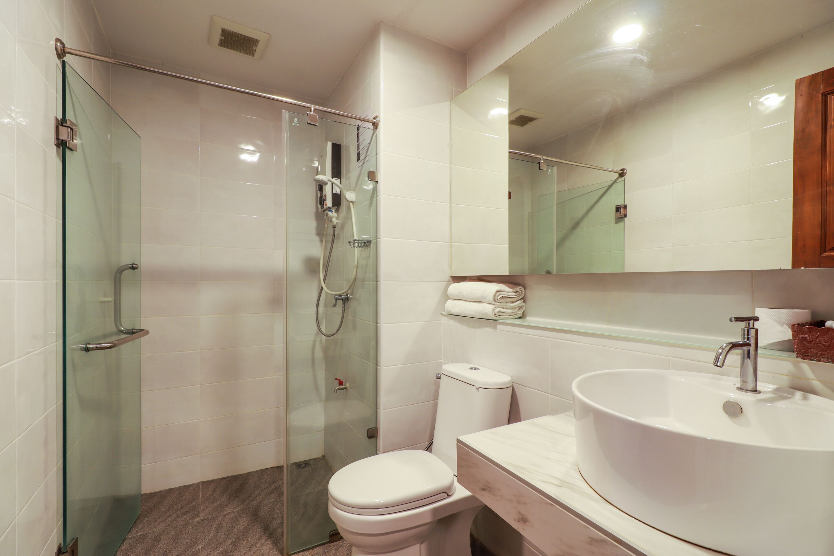 Kamar Twin Deluks | Kamar mandi | Shower, handuk, sabun, dan sampo