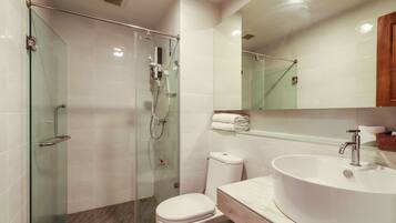 Kamar Twin Deluks | Kamar mandi | Shower, handuk, sabun, dan sampo