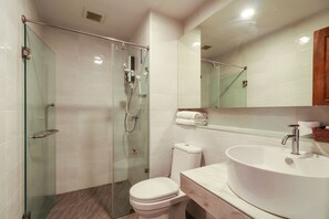 Habitación Deluxe con 2 camas individuales | Baño | Ducha, toallas, jabón y champú