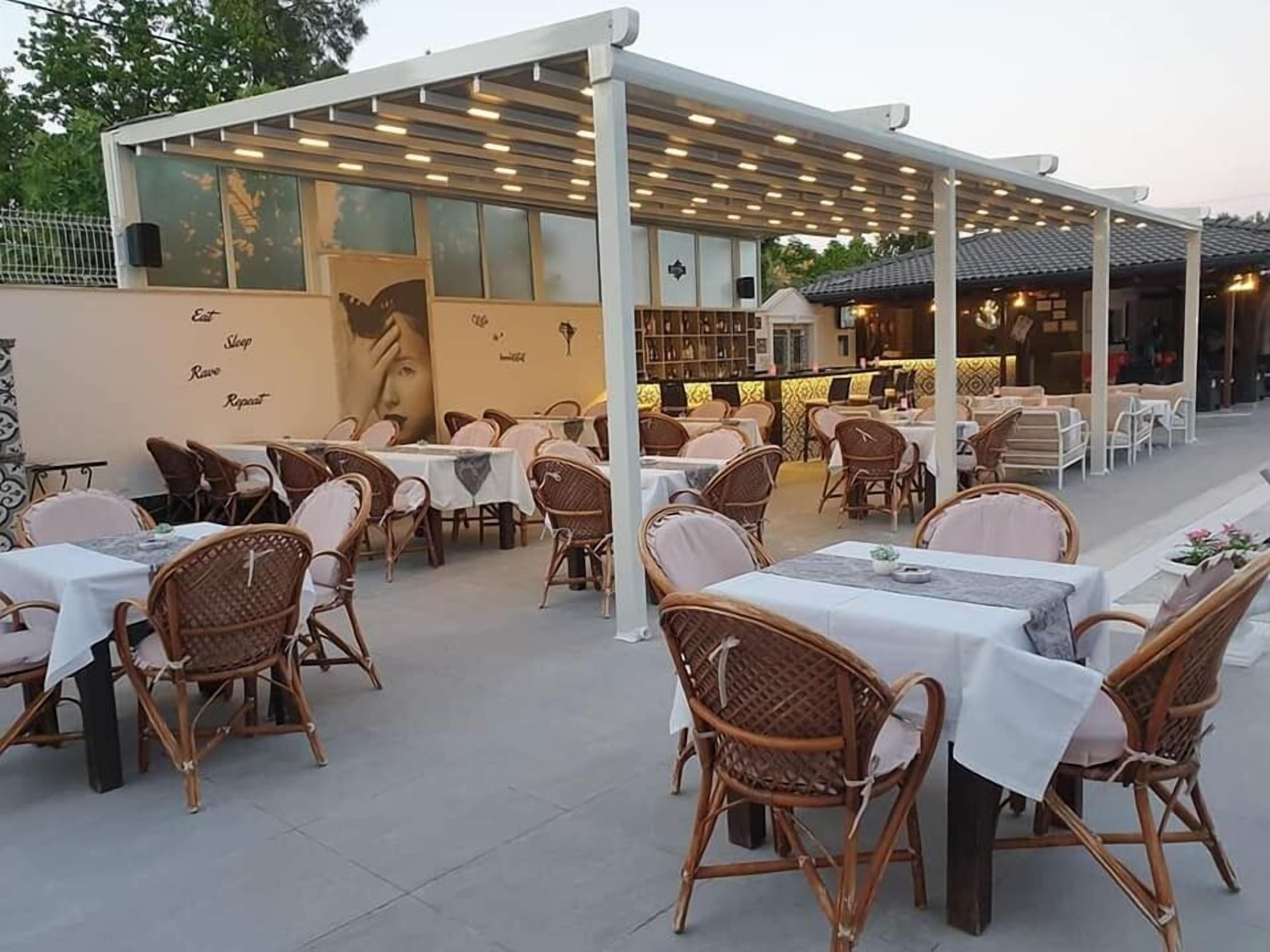 breakfast, lunch, dinner served; international cuisine