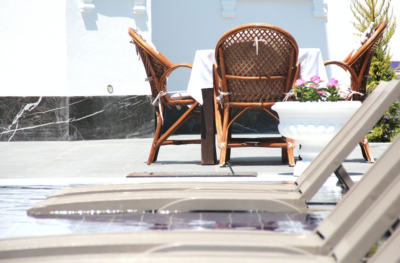 breakfast, lunch, dinner served; international cuisine