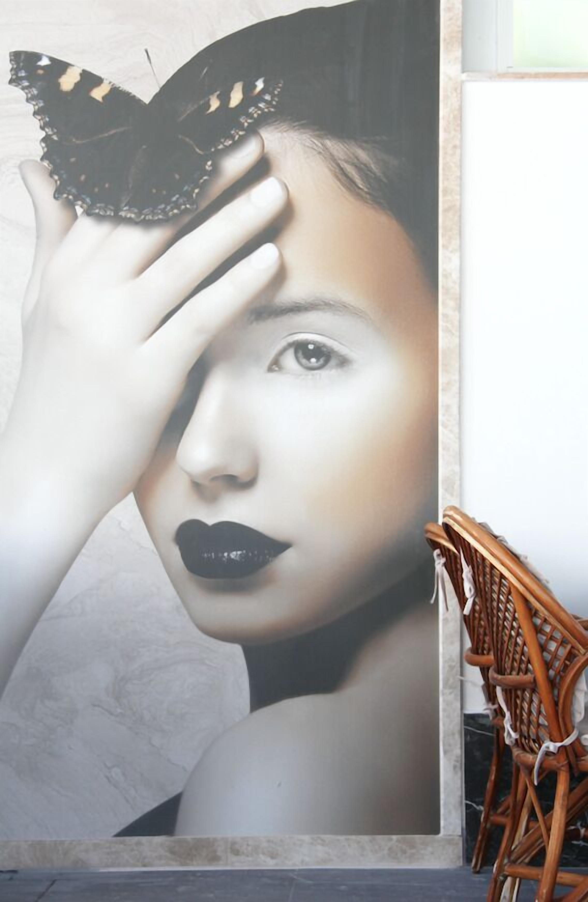 breakfast, lunch, dinner served; international cuisine