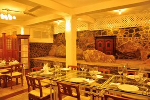 Family dining - Forest Edge (Ginigathena)