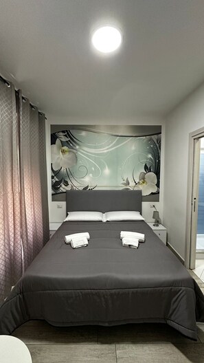 Classic-Doppel- oder -Zweibettzimmer | Hochwertige Bettwaren, Betten mit Memory-Foam-Matratzen, Minibar