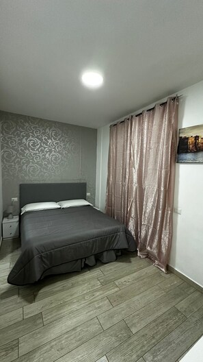 Classic-Doppel- oder -Zweibettzimmer | Hochwertige Bettwaren, Betten mit Memory-Foam-Matratzen, Minibar