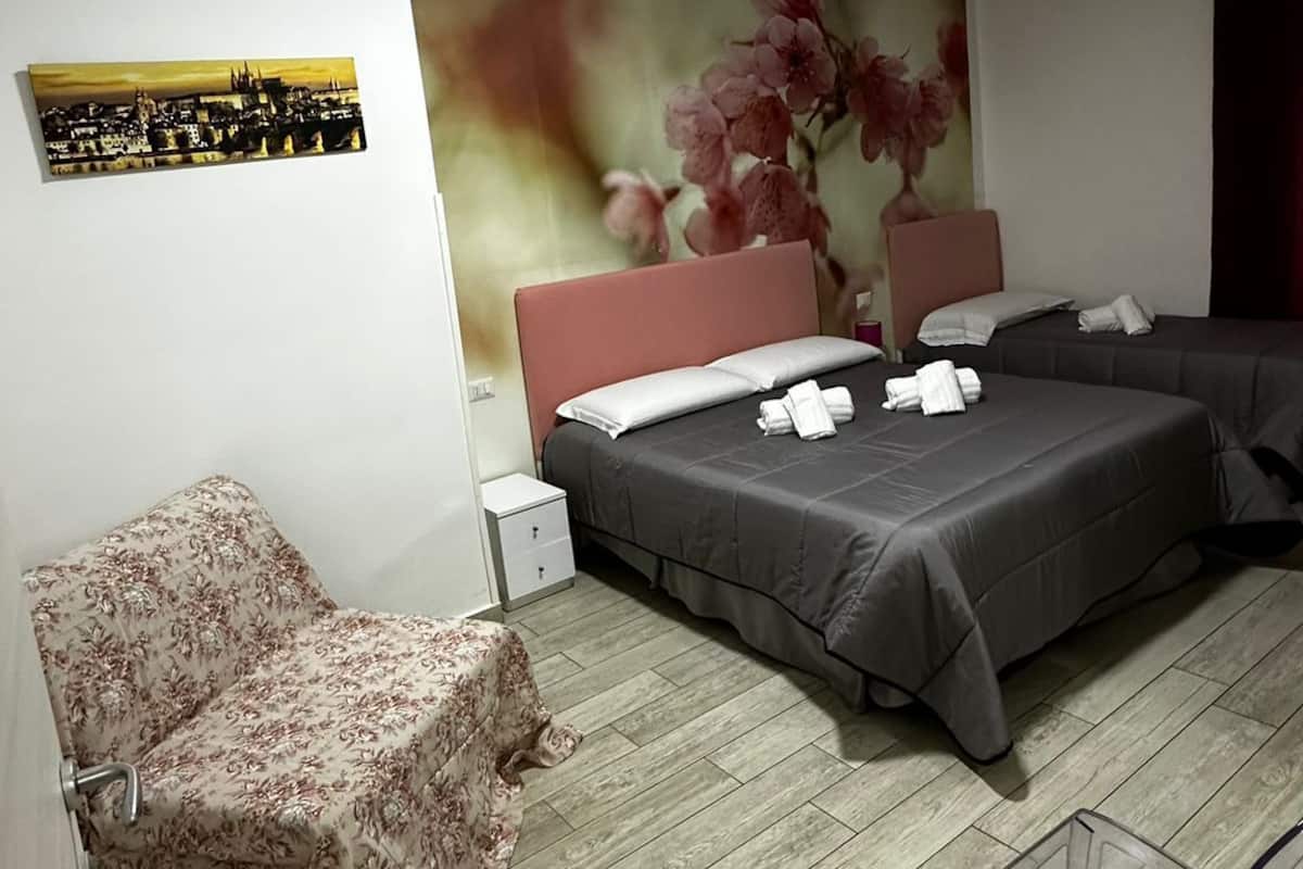 经典三人房 | 高档床上用品、记忆海绵床垫、迷你吧、客房内保险箱