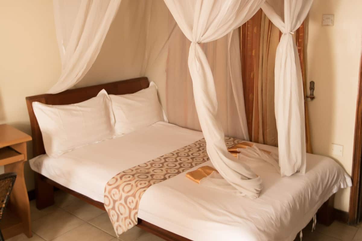 standard single room | desk, blackout curtains, soundproofing, iron/ironing board