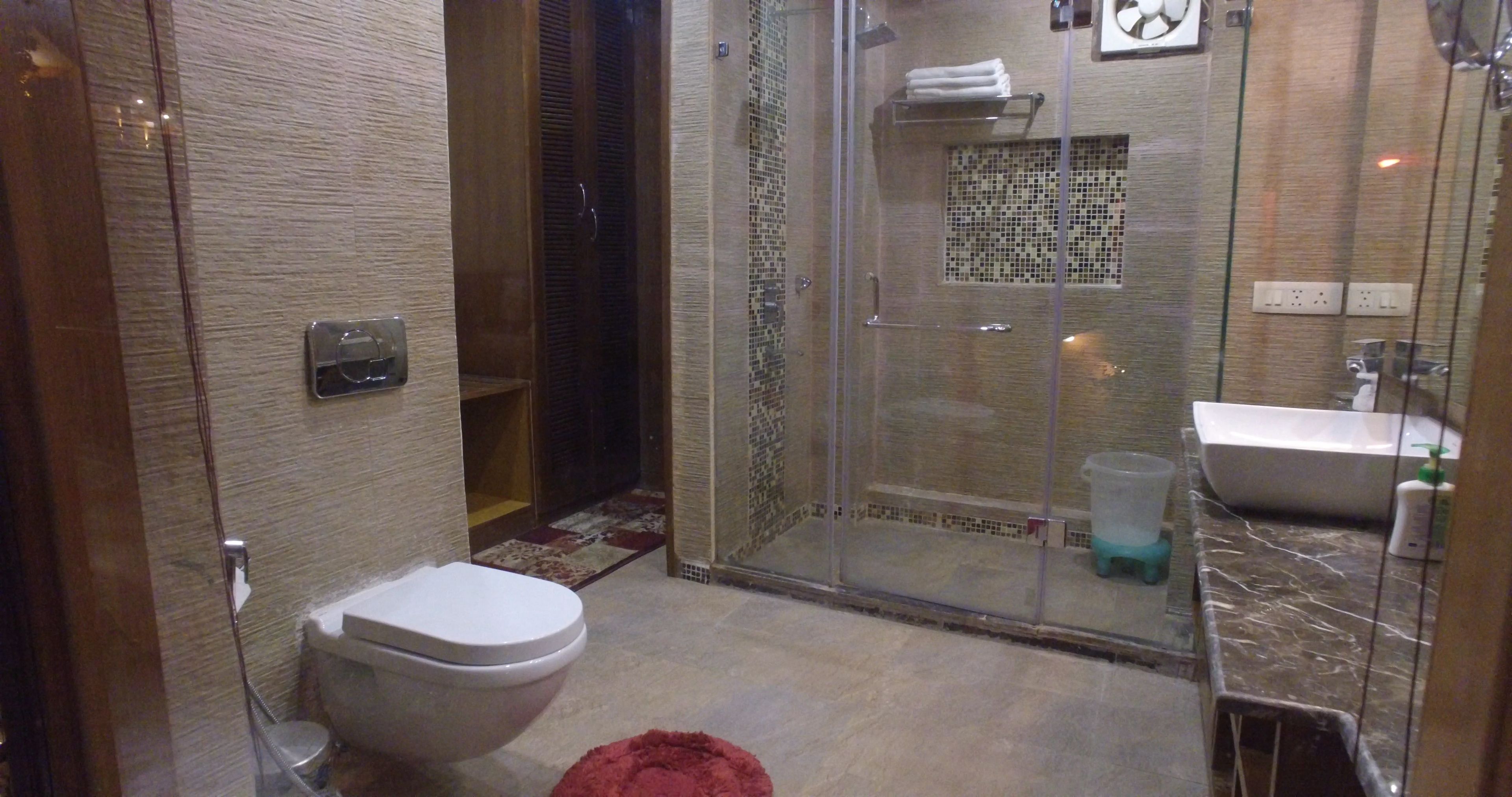 Ein modernes Badezimmer mit einer Duschkabine, einer Toilette und einem Waschbecken.