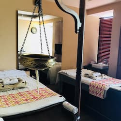 Couples treatment room(s), hot tub, steam room, mud baths, aromatherapy