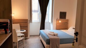 Economy Double Room | Desk, soundproofing, free WiFi, bed sheets - A ddurmì (Naples)
