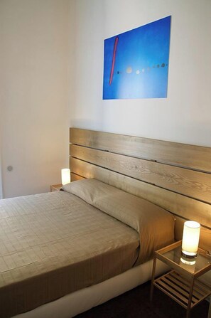 Basic Double or Twin Room | Desk, soundproofing, free WiFi, bed sheets - A ddurmì (Naples)