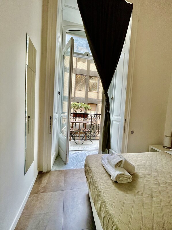Habitación básica con 1 cama matrimonial o 2 individuales | Escritorio, insonorización, wifi gratis y ropa de cama 