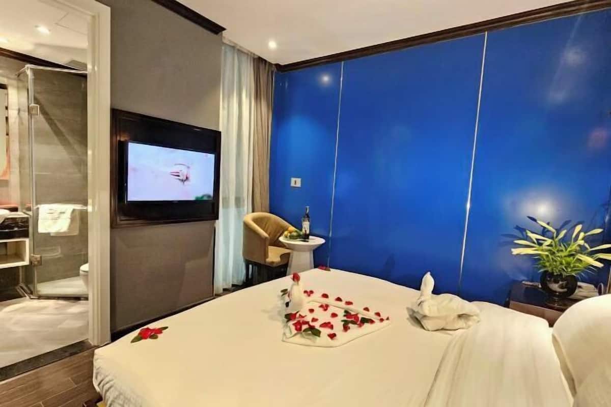 Minibar, brankas, meja kerja, dan kedap suara