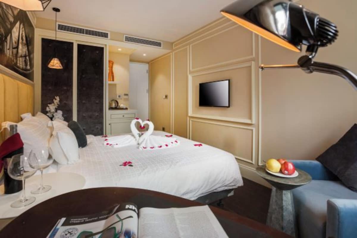 Minibar, safe på rommet, skrivebord og lydisolert