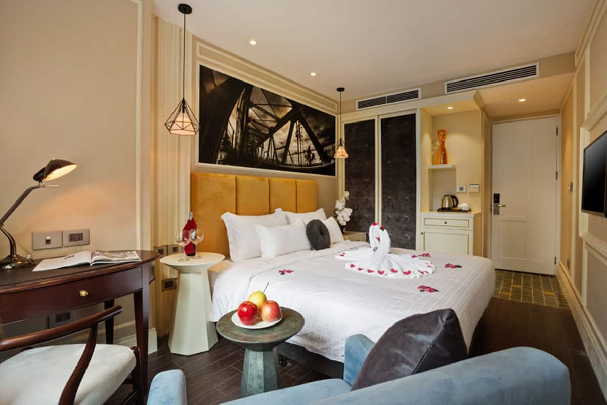 Kamar Bulan Madu | Minibar, brankas, meja kerja, dan kedap suara