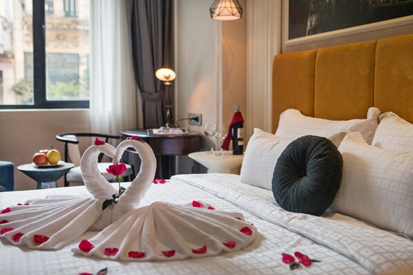Honeymoon Room | Minibar, in-room safe, desk, soundproofing