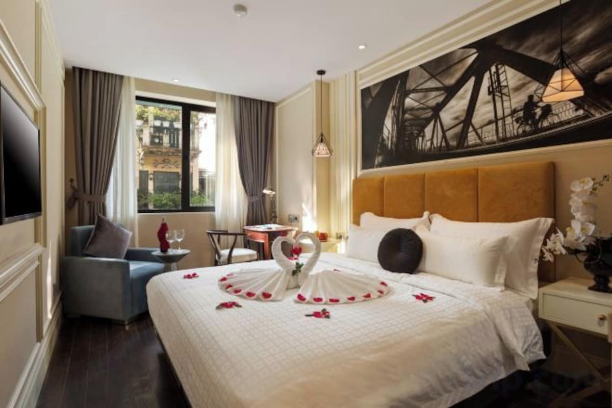 Deluxe Honeymoon Room