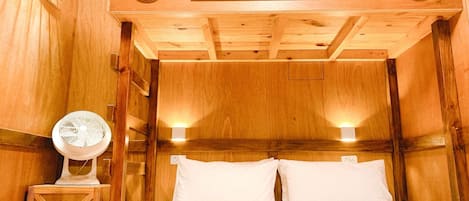 Decoración personalizada, cortinas blackout y sistema de insonorización