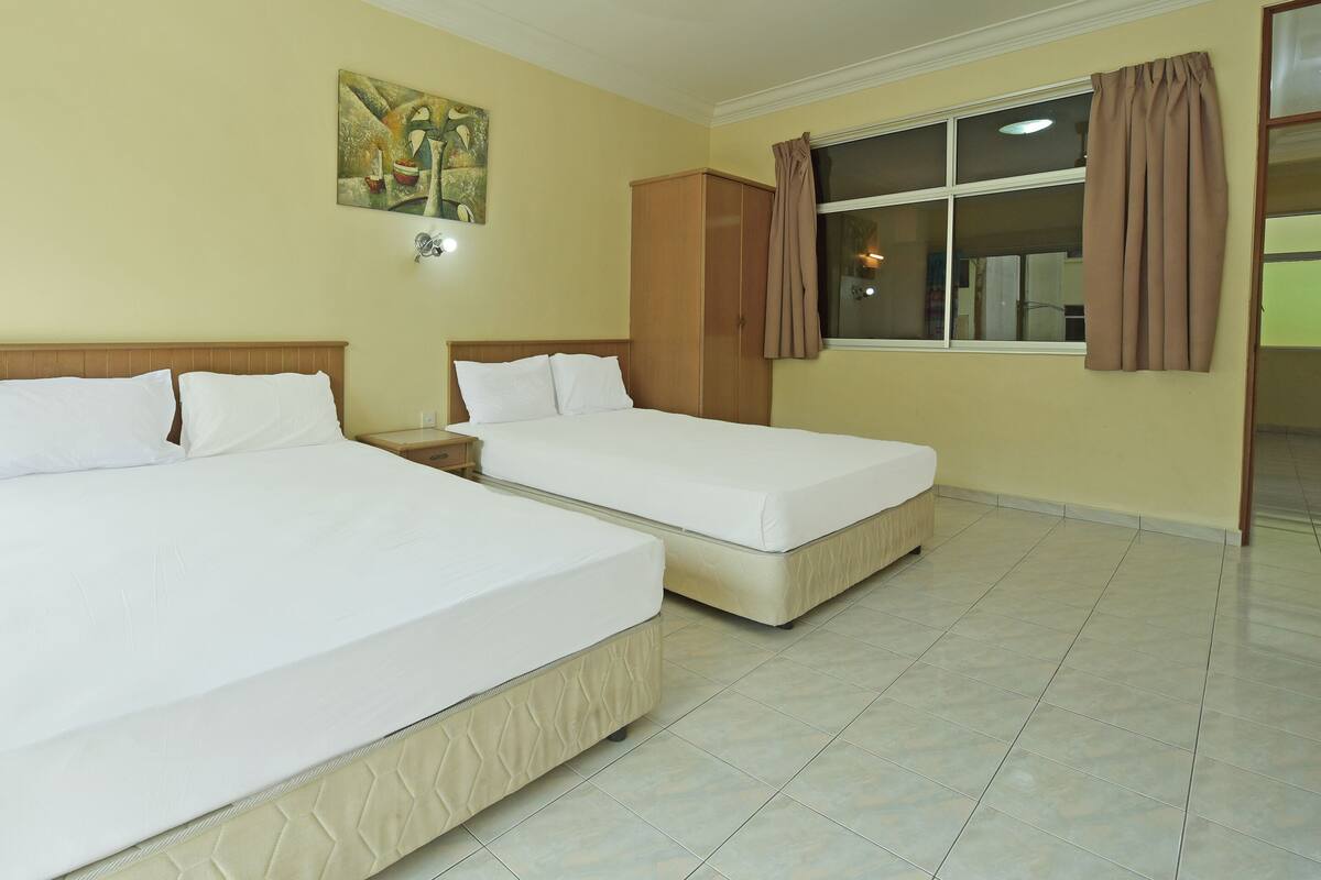 Executive Suite | Minibar, in-room safe, desk, laptop workspace