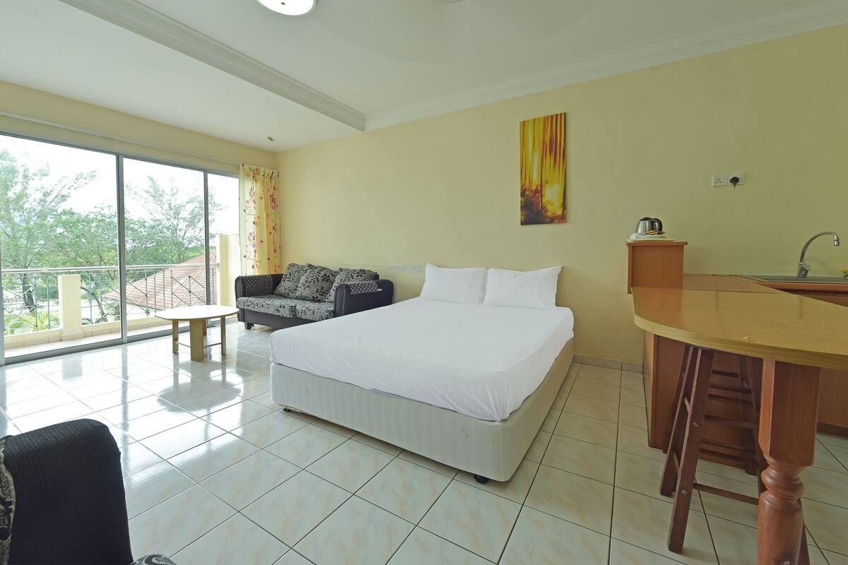 Family Suite | Minibar, in-room safe, desk, laptop workspace