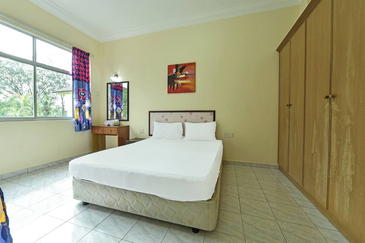 Family Room | Minibar, in-room safe, desk, laptop workspace