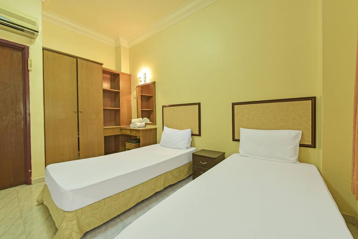 Deluxe Triple Room | Minibar, in-room safe, desk, laptop workspace