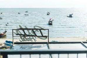 On the beach - Betta Hostel (Chonburi)