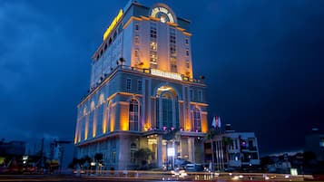 Mặt tiền nơi lưu trú - ban đêm