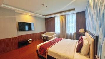 Minibar, desk, soundproofing, free WiFi