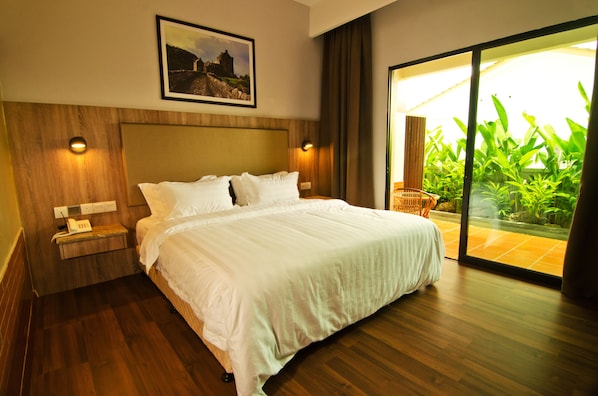 Superior King With Garden 2 | In-room safe, desk, iron/ironing board, free WiFi - MyDream Homestay (Ipoh)