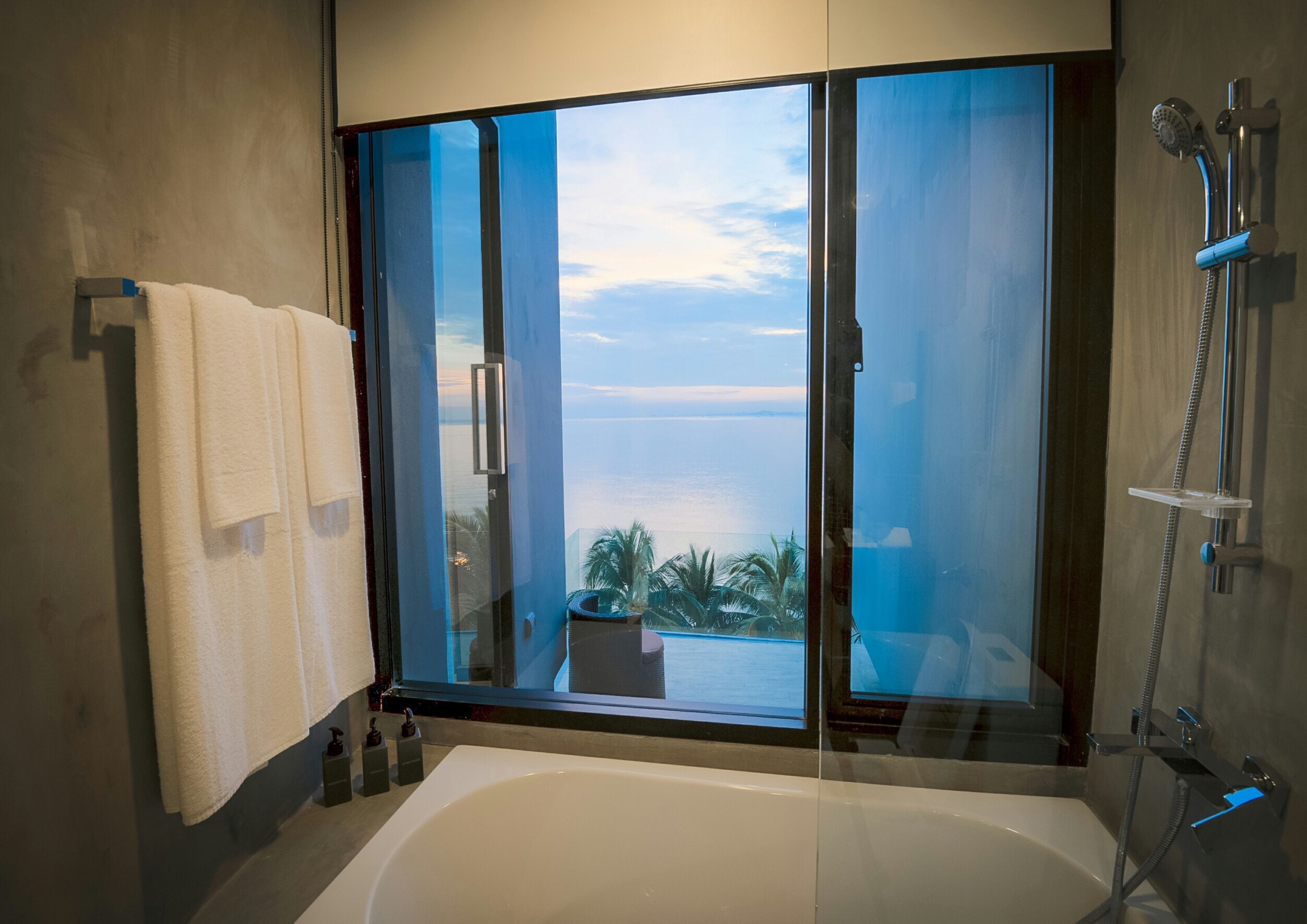 pool access | bathroom | combined shower/bathtub, deep-soaking bathtub, free toiletries