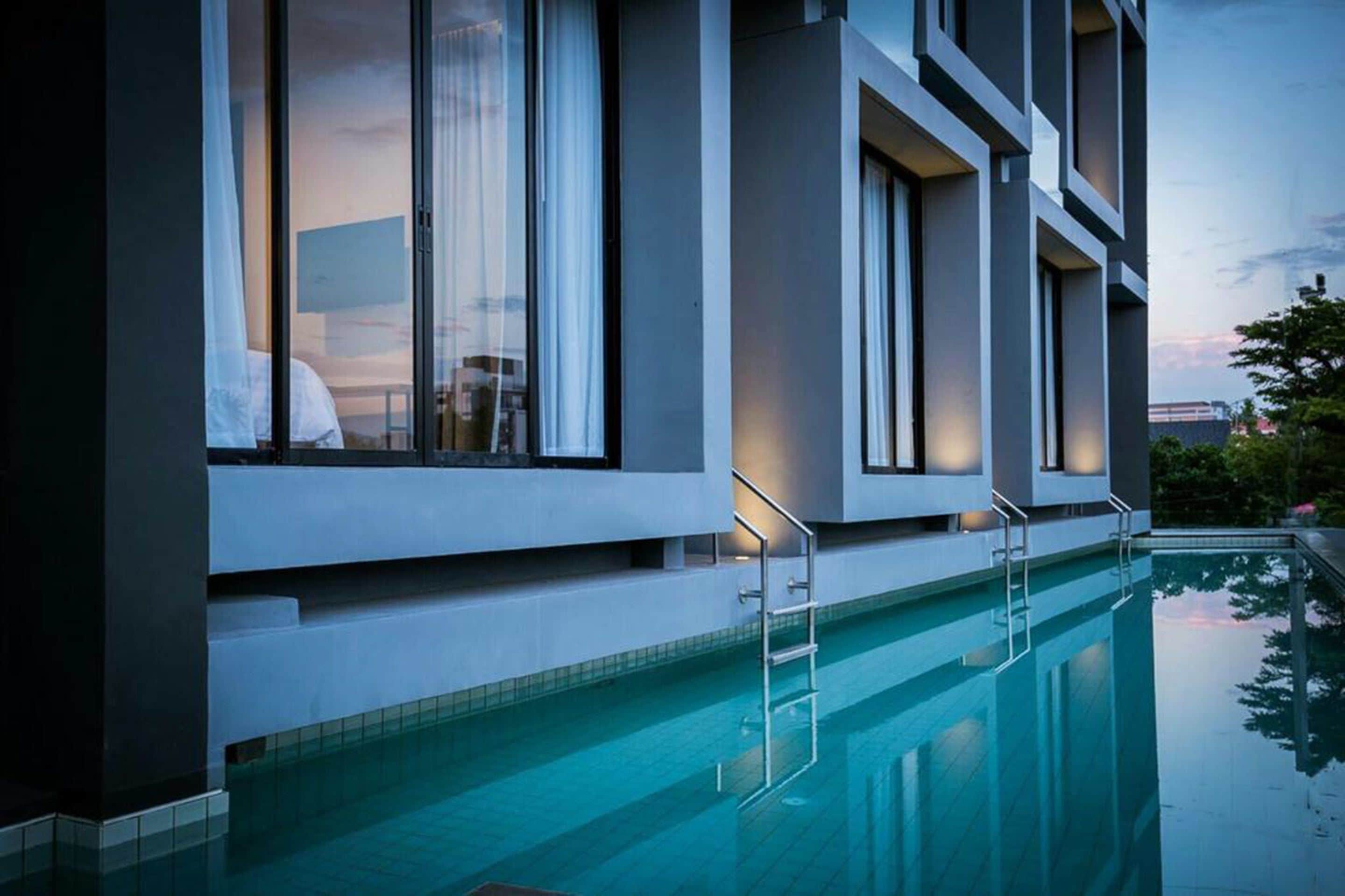 Una piscina al aire libre