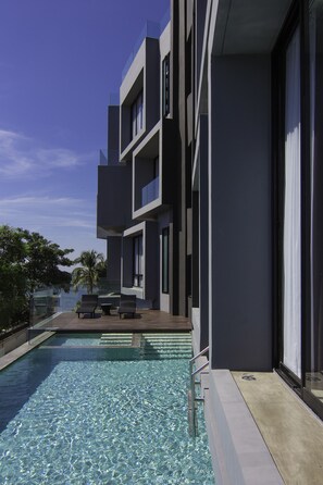 Outdoor pool - Kalm Bangsaen Hotel (Chonburi)