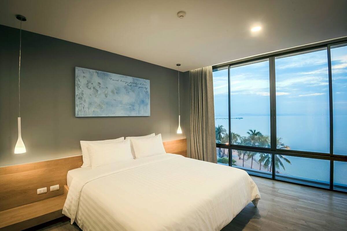 Sea View | In-room safe, desk, blackout curtains, soundproofing
