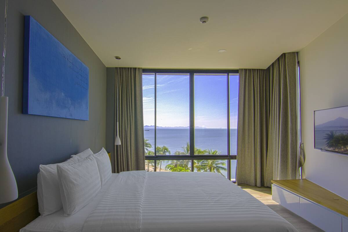 sea view | in-room safe, desk, blackout curtains, soundproofing