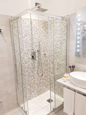 Double Room (no. 54) | Bathroom - Cinque Terre Behind (La Spezia)