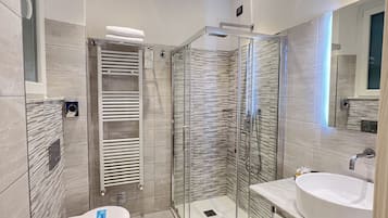 Habitación doble (no. 53) | Baño | Regadera, amenidades de baño gratuitas, secadora de cabello, bidet