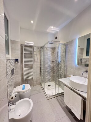 Double Room (no. 53) | Bathroom | Shower, free toiletries, hair dryer, bidet - Cinque Terre Behind (La Spezia)
