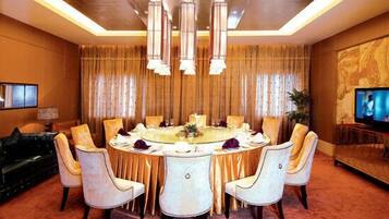 2 restaurants, breakfast, lunch, dinner served; Chinese cuisine