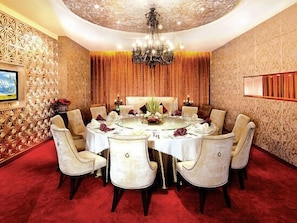 2 restaurants; breakfast, lunch, and dinner served - Wuhan Yangtze Hotel (Wuhan)