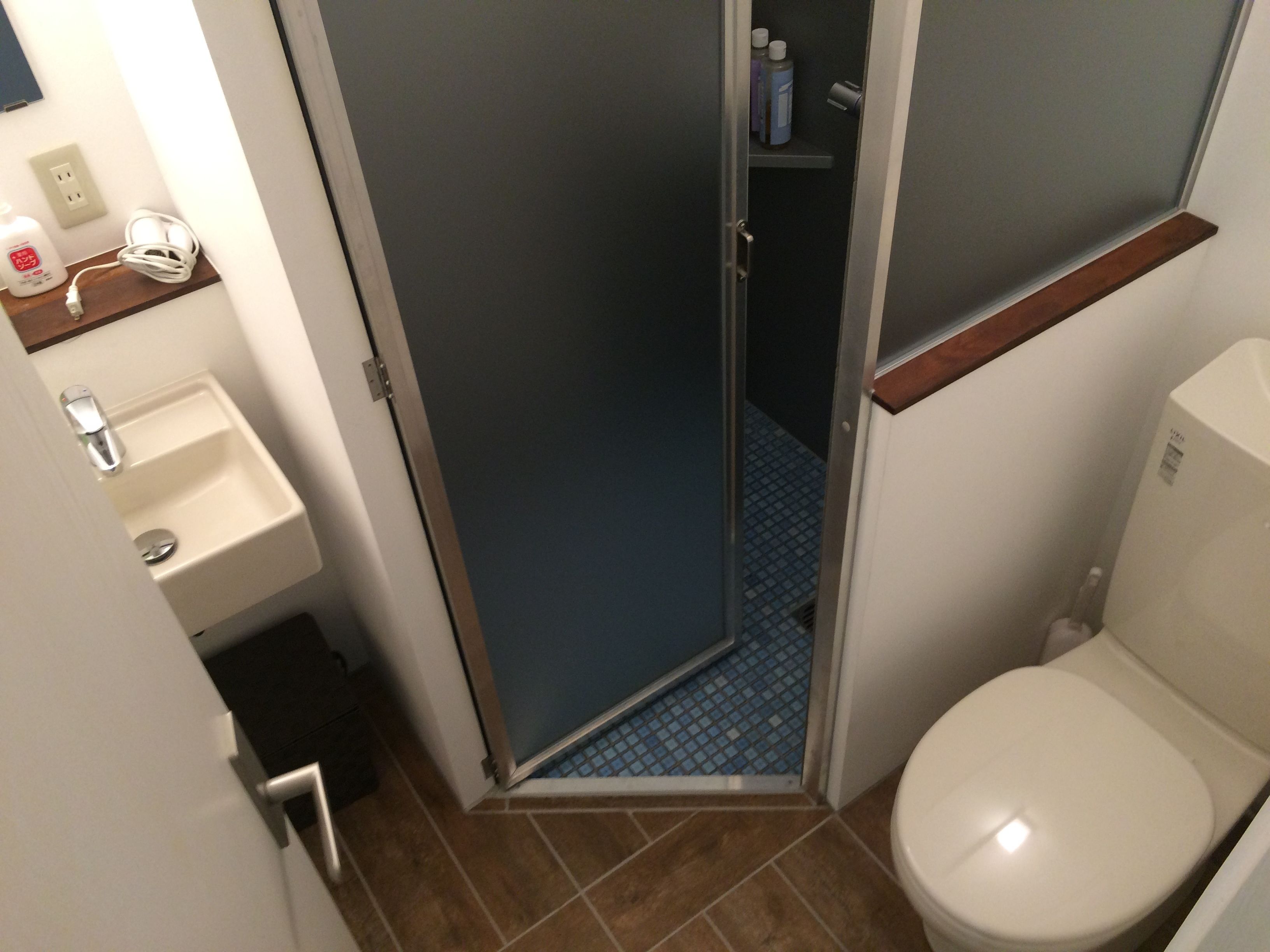 Un baño pequeño con inodoro, lavabo y ducha.