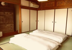 Down comforters, free WiFi, bed sheets - Uno Port INN (Tamano)
