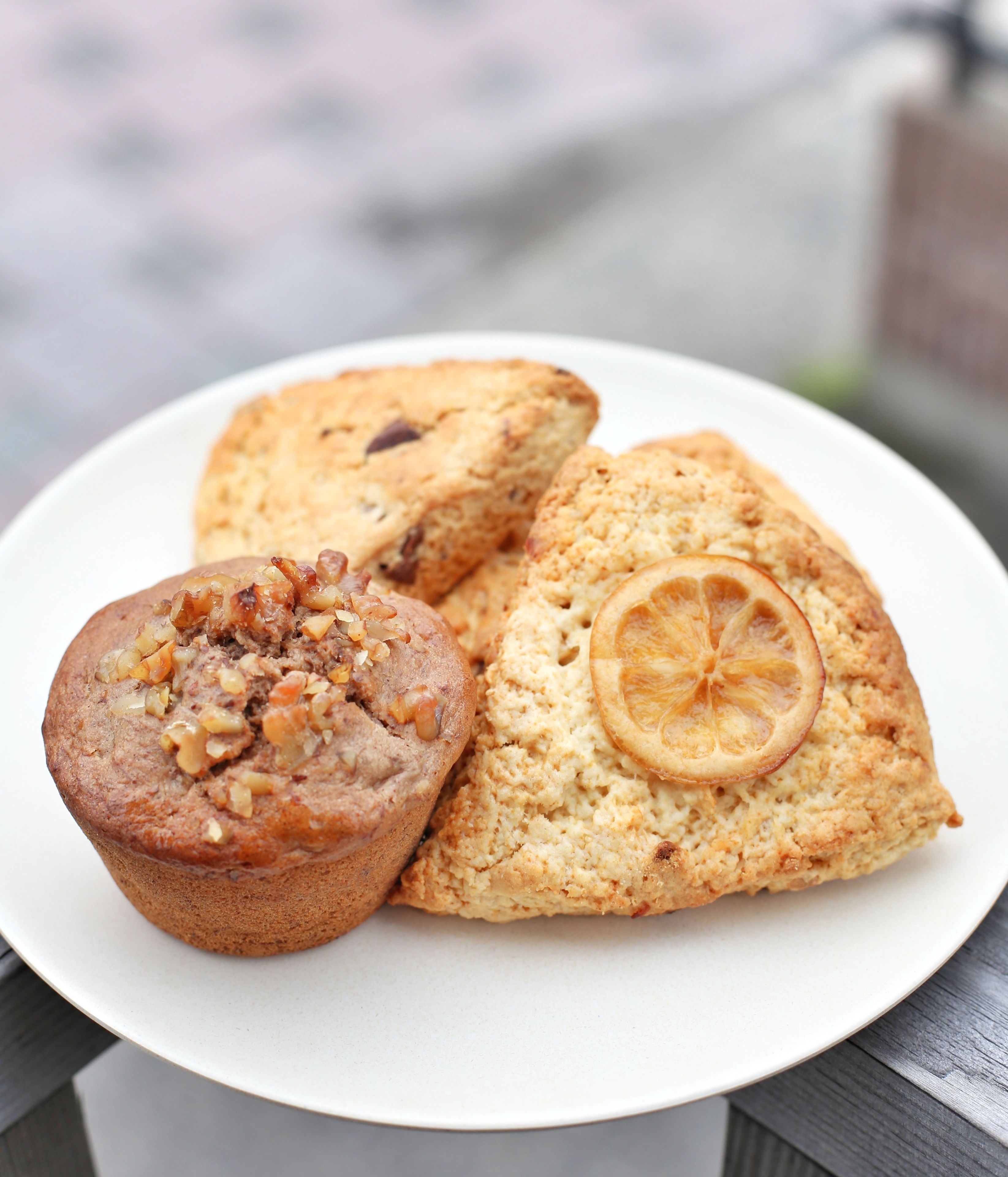 Un plato con dos muffins y una galleta.