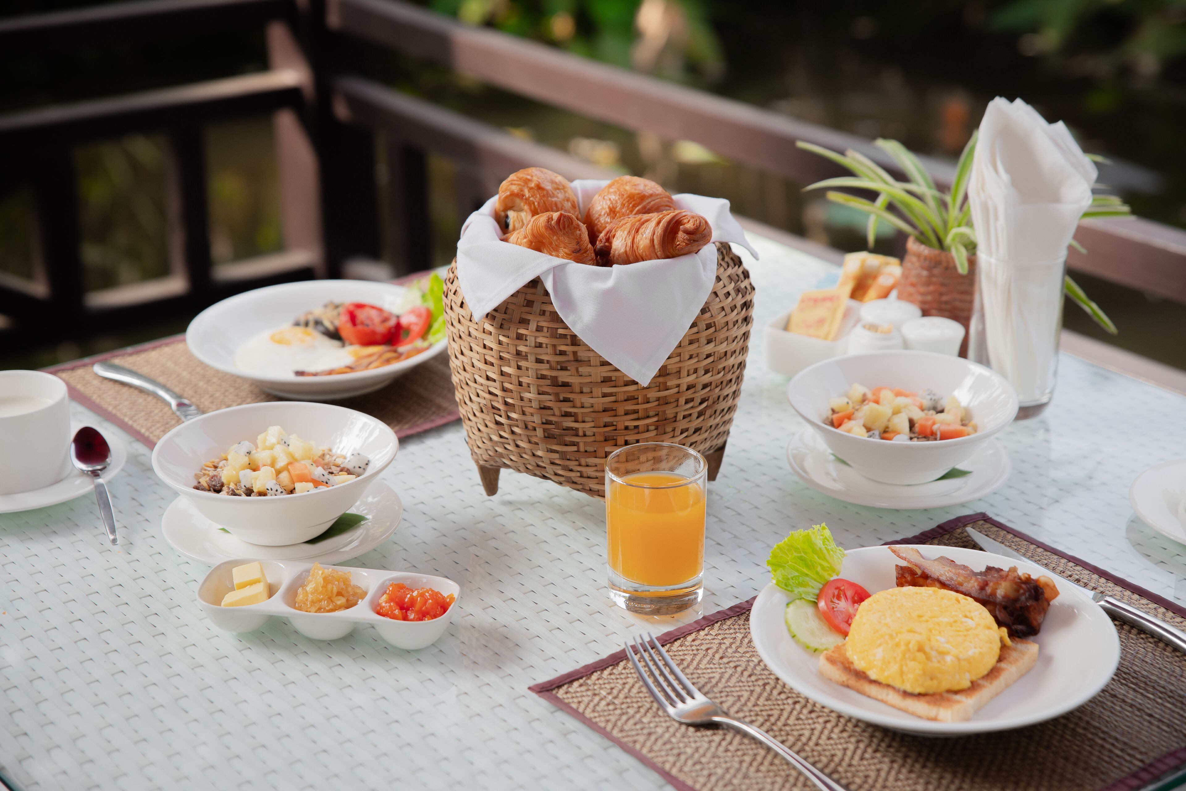 breakfast, lunch, dinner served; laotian cuisine