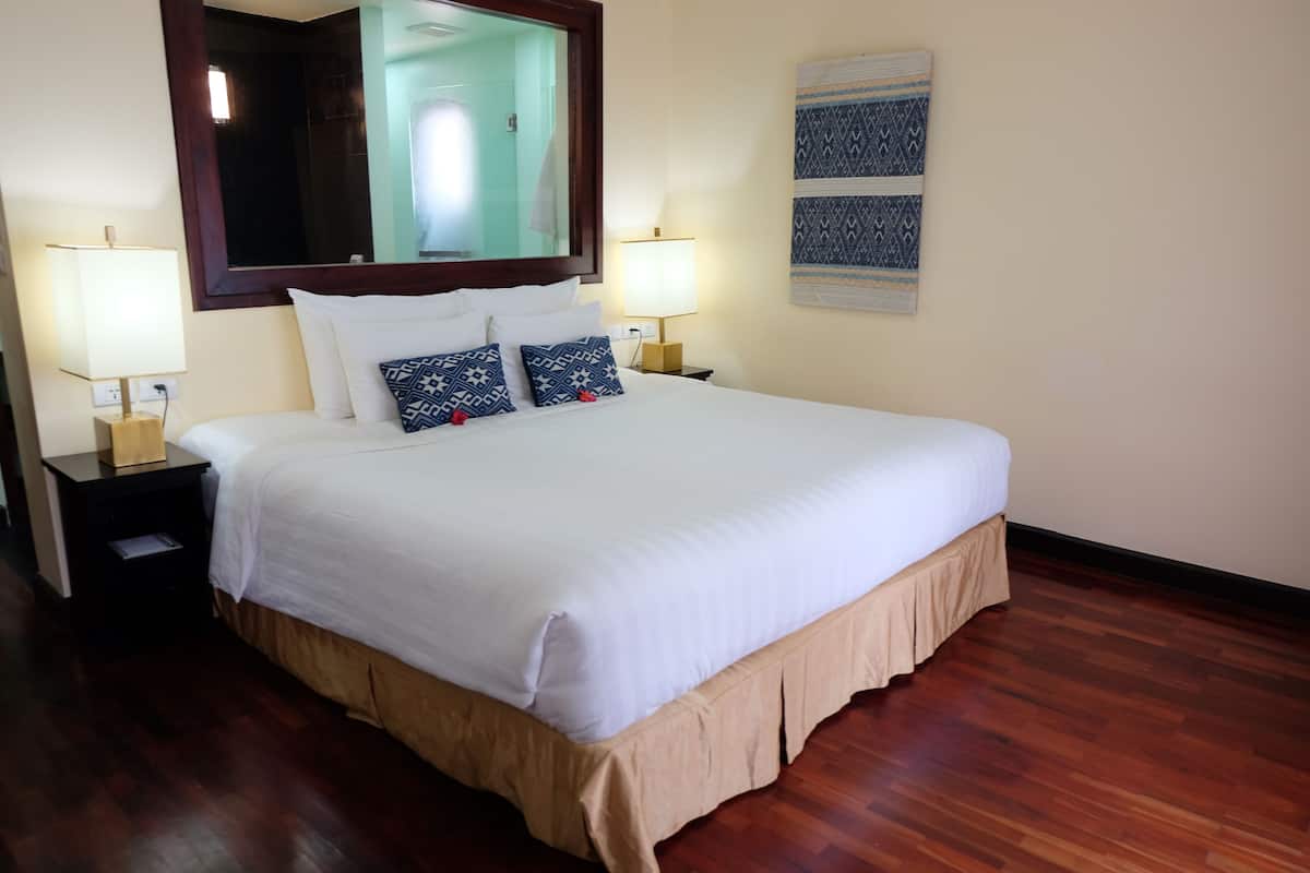 Habitación clásica, 1 cama matrimonial, balcón | Caja de seguridad en la habitación y escritorio
